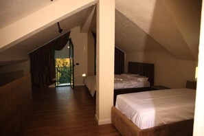 Tripla Deluxe, patio | Una scrivania, Wi-Fi gratuito, lenzuola
