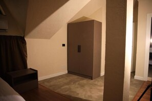 Tripla Deluxe, patio | Una scrivania, Wi-Fi gratuito, lenzuola