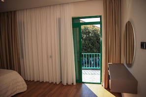 Deluxe tweepersoonskamer, balkon | Een bureau, gratis wifi, beddengoed
