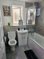 Casa geminada conforto | Banheiro | Toalhas de banho, sabonete, shampoo, papel higiênico