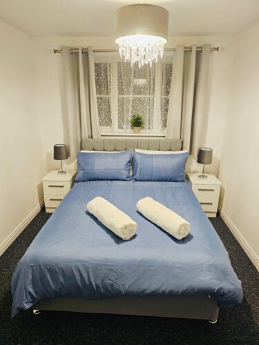 Stylish 3 Bed Home Parking City centre