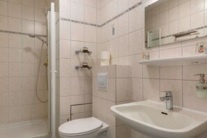 Dusche, Haartrockner, Handtücher