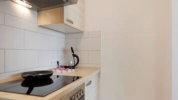 Frigorífico, horno, placa de cocina y hervidor eléctrico