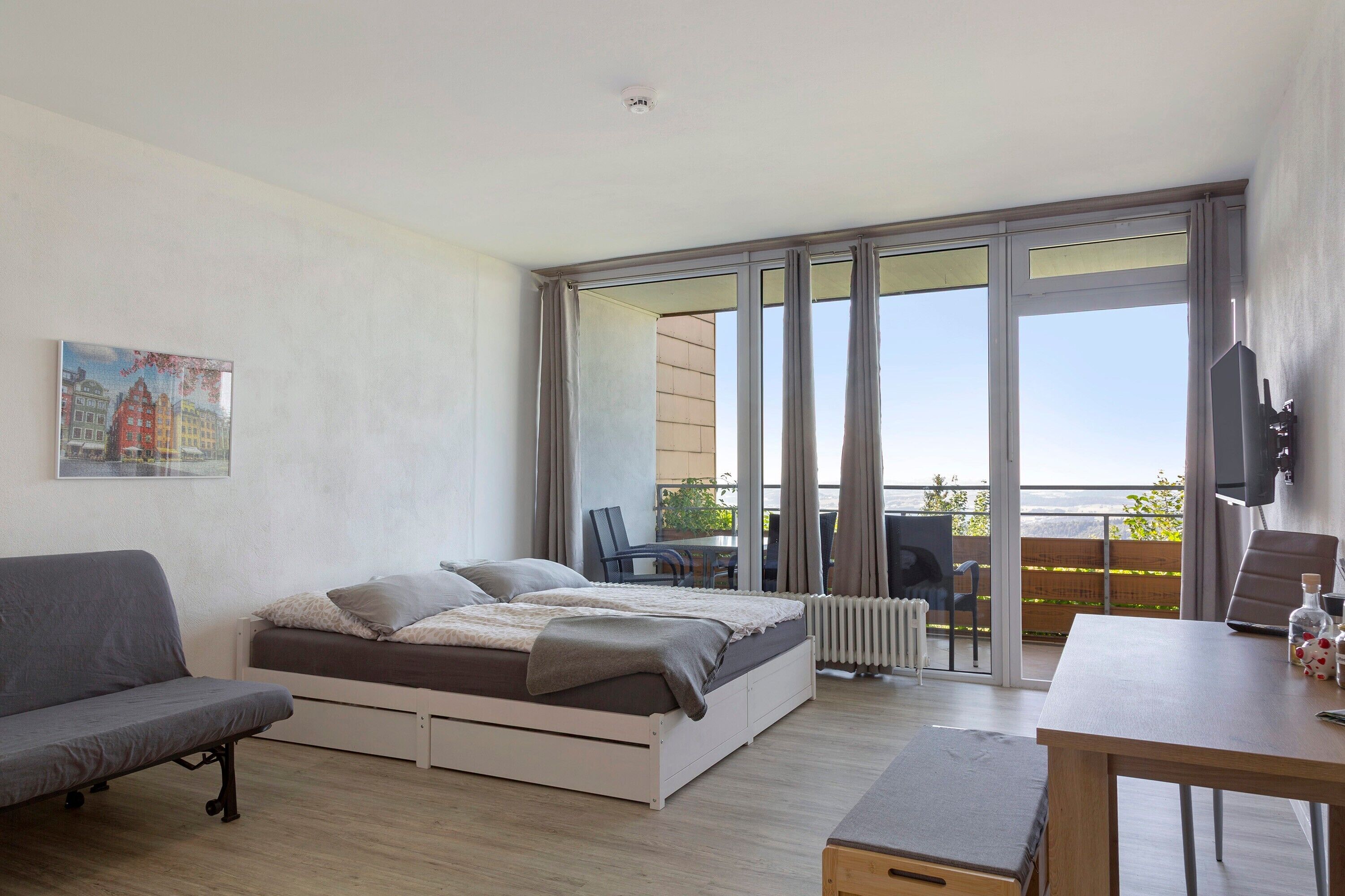 1 bedroom, bed sheets