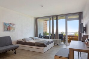 1 bedroom, bed sheets