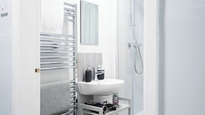 Haartrockner, Handtücher, Seife, Shampoo