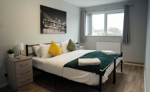 Reardon near warwick hospital, free parking, fast wifi, sleeps 5