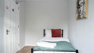 4 bedrooms, iron/ironing board, WiFi, bed sheets