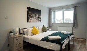4 bedrooms, iron/ironing board, free WiFi, bed sheets - Reardon near warwick hospital, free parking, fast wifi, sleeps 5 (Warwick)