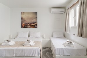 1 bedroom, iron/ironing board, bed sheets - Studio 'A Tinian Room 5' with Shared Terrace, Shared Garden and Air Conditioning (Τήνος)