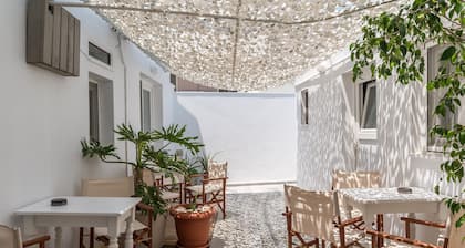 Studio 'A Tinian Room 5' avec terrasse partagée, jardin partagé et climatisation