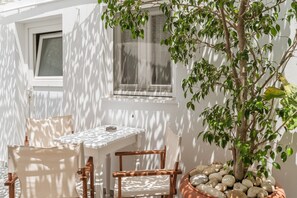 Outdoor dining - Studio 'A Tinian Room 5' with Shared Terrace, Shared Garden and Air Conditioning (Τήνος)
