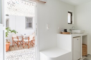 Interior - Studio 'A Tinian Room 5' with Shared Terrace, Shared Garden and Air Conditioning (Τήνος)