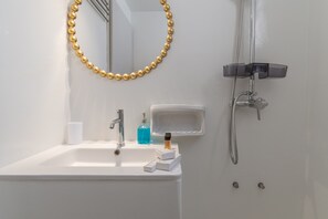 Shower, hair dryer, towels - Studio 'A Tinian Room 5' with Shared Terrace, Shared Garden and Air Conditioning (Τήνος)
