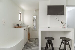 Interior - Studio 'A Tinian Room 5' with Shared Terrace, Shared Garden and Air Conditioning (Τήνος)