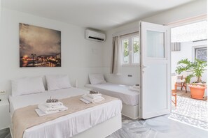 1 bedroom, iron/ironing board, bed sheets - Studio 'A Tinian Room 5' with Shared Terrace, Shared Garden and Air Conditioning (Τήνος)