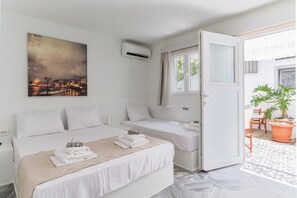 1 bedroom, iron/ironing board, bed sheets - Studio 'A Tinian Room 5' with Shared Terrace, Shared Garden and Air Conditioning (Τήνος)