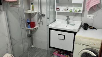 Dutxa, assecador de cabells, bidet i tovalloles