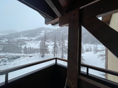 Fully renovated duplex apartment at the foot of the slopes.