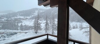 Fully renovated duplex apartment at the foot of the slopes.