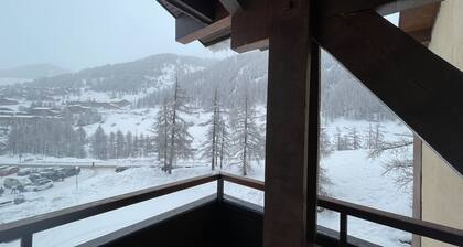 Fully renovated duplex apartment at the foot of the slopes.