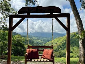 A wooden swing chair with a sign above it reading "La Barquera". - Beautiful Ecolodge La Barquera in Aragua (Aragua)