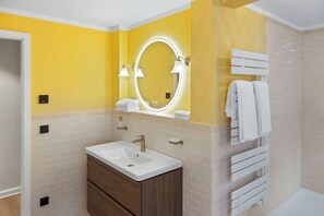 Haartrockner, Handtücher, Seife, Toilettenpapier