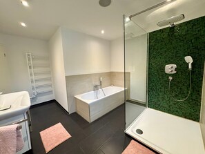 Douche, sèche-cheveux, serviettes fournies