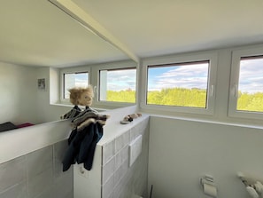 Sèche-cheveux, serviettes fournies, papier toilette