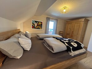 2 chambres, fer et planche à repasser, draps fournis