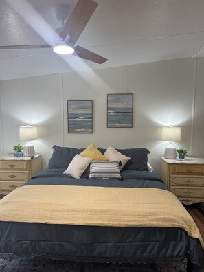 5 bedrooms, iron/ironing board, free WiFi, bed sheets - WATERFRONT with private dock ,boat ramp, paddle boats and Kayaks!!
Just Listed!! (Many)