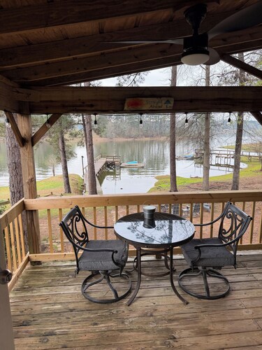 WATERFRONT with private dock ,boat ramp, paddle boats and Kayaks!!