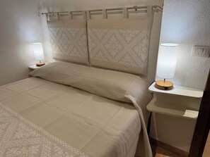 2 chambres, coffres-forts dans les chambres, fer et planche à repasser