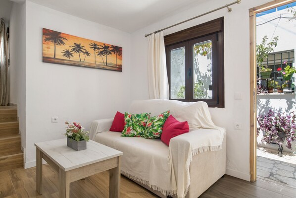 TV - Holiday Home 'Espelete 2' with Shared Terrace (El Puerto de Santa María)