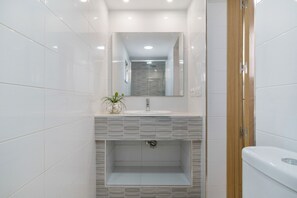 Shower, hair dryer, towels - Holiday Home 'Espelete 2' with Shared Terrace (El Puerto de Santa María)