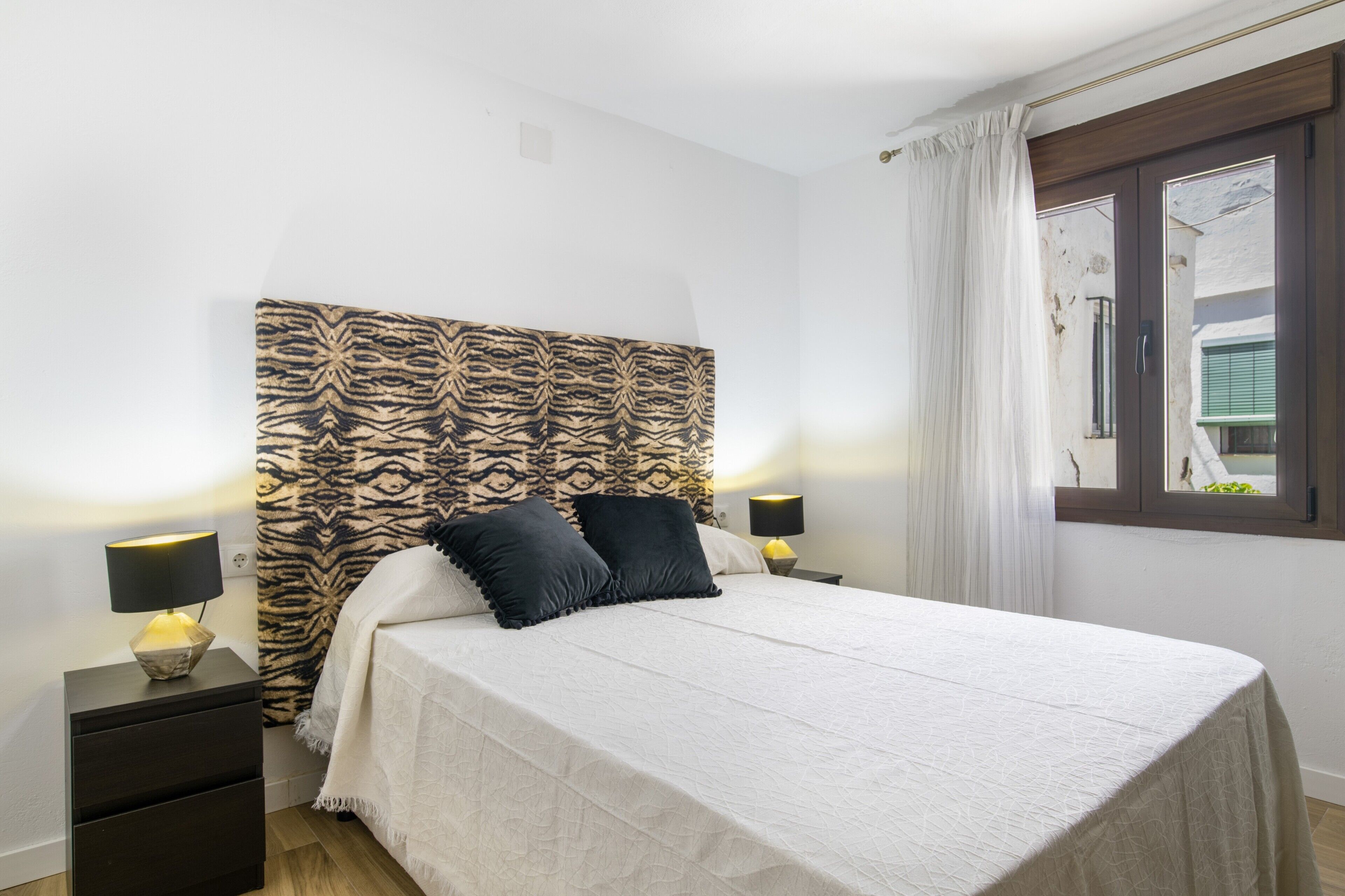 1 dormitorio, tabla de planchar con plancha, ropa de cama