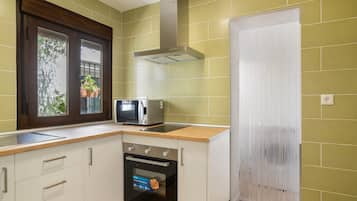 Frigorífico, microondas, horno y placa de cocina