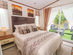 2 bedrooms, individually decorated, individually furnished, free WiFi