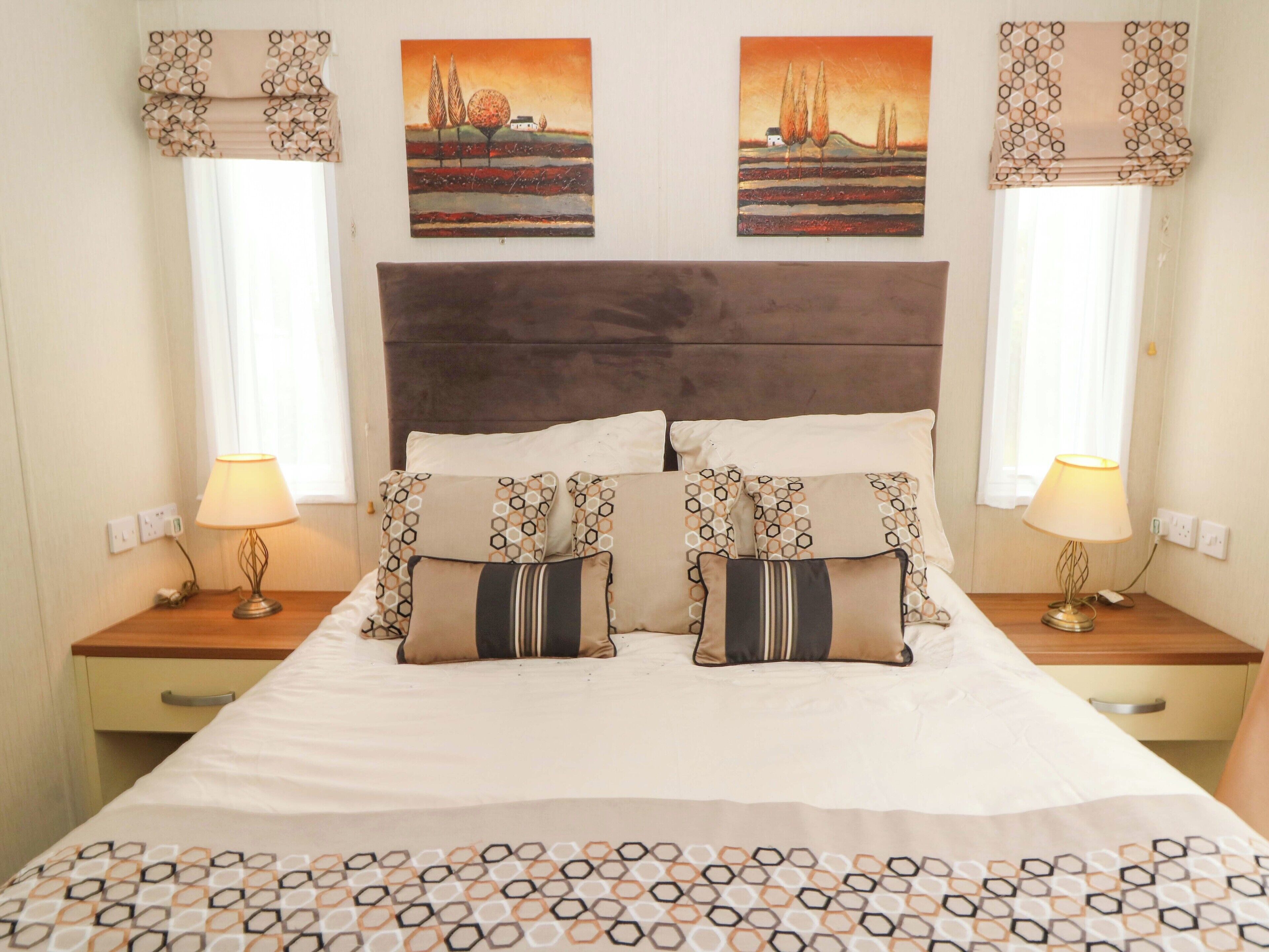 2 Schlafzimmer, individuell dekoriert, individuell eingerichtet