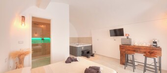 'ACA Luxury Suite with Jacuzzi,thus enjoying a range of modern amenities.