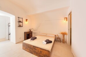 1 bedroom, WiFi, bed sheets - 'ACA Luxury Suite with Jacuzzi,thus enjoying a range of modern amenities. (Adelfia)