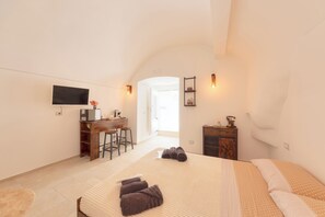 1 bedroom, WiFi, bed sheets - 'ACA Luxury Suite with Jacuzzi,thus enjoying a range of modern amenities. (Adelfia)