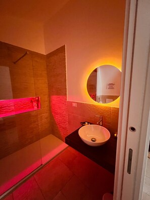 Hair dryer, towels, soap, toilet paper - 'ACA Luxury Suite with Jacuzzi,thus enjoying a range of modern amenities. (Adelfia)