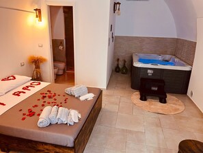 1 bedroom, WiFi, bed sheets - 'ACA Luxury Suite with Jacuzzi,thus enjoying a range of modern amenities. (Adelfia)