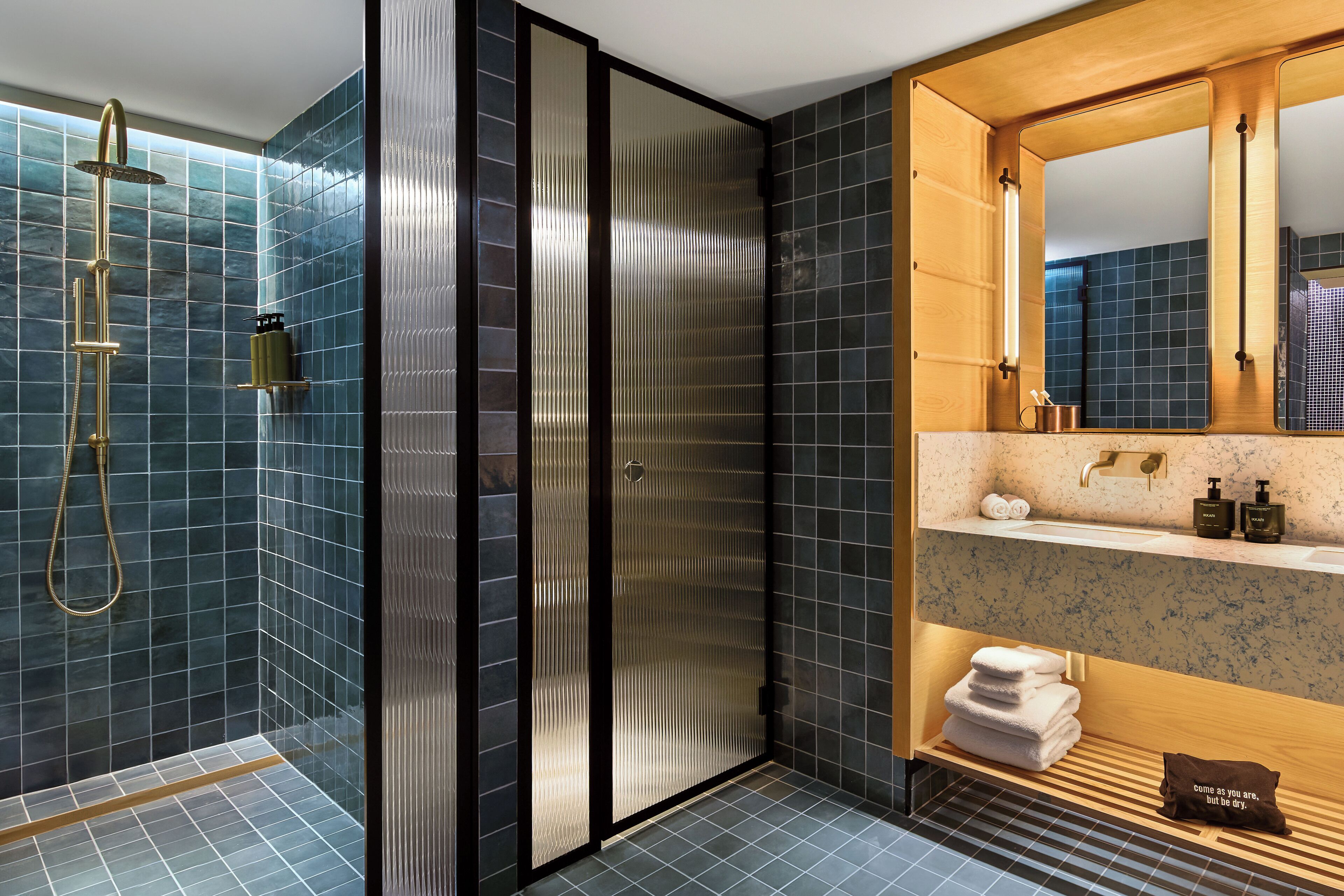 Suite, 1 très grand lit | Salle de bain | Articles de toilette gratuits, sèche-cheveux, peignoirs