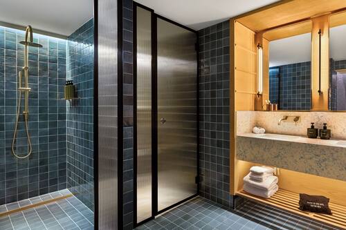 Amenidades de baño gratuitas, secadora de cabello, batas, toallas