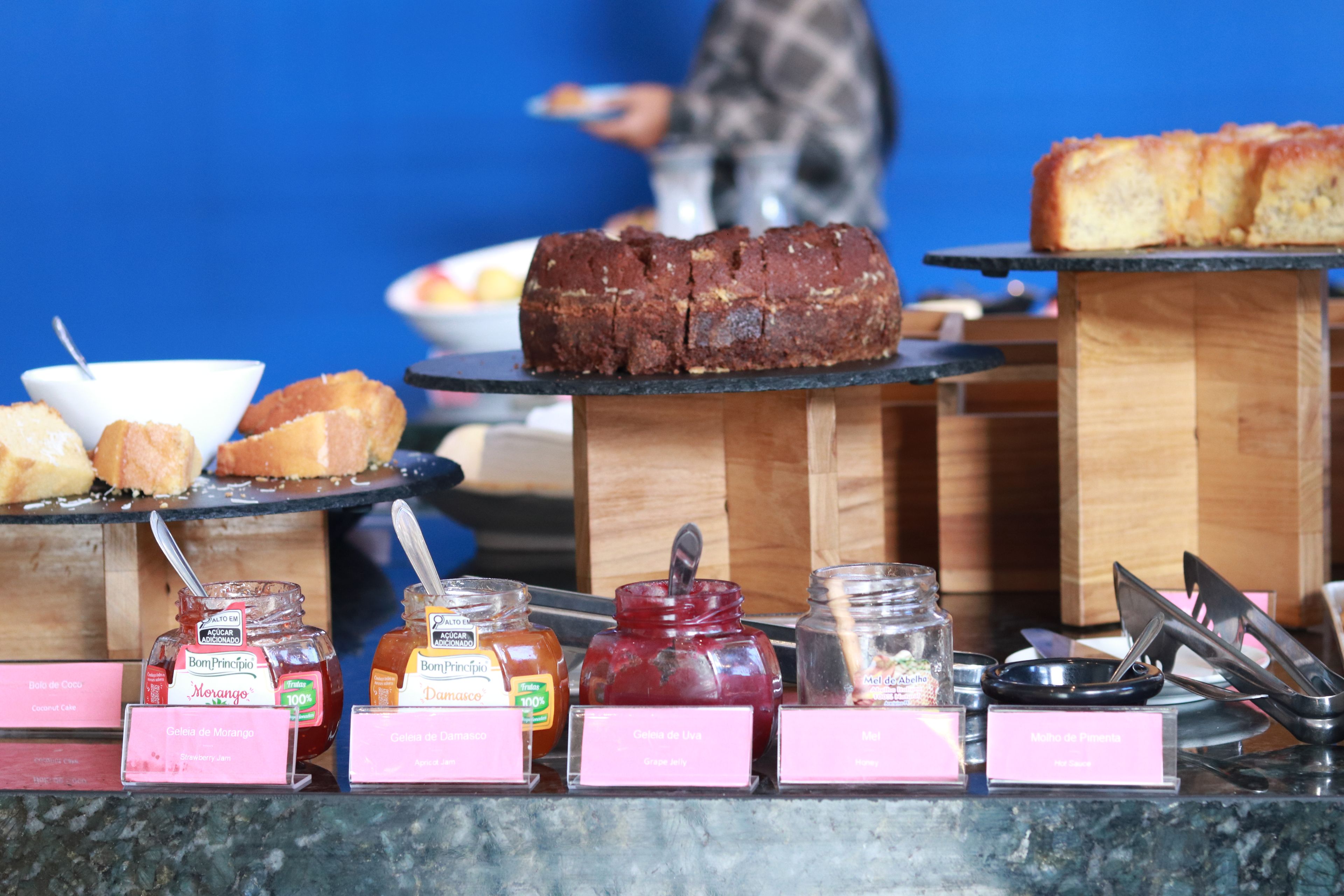 Un bufé con diferentes alimentos y salsas.