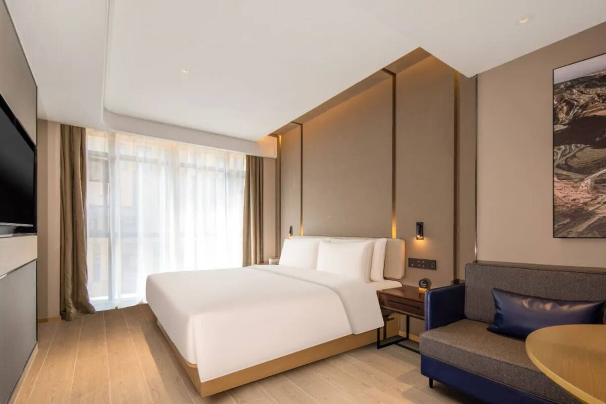ห้องซูพีเรียสวีท, เตียงคิงไซส์ 1 เตียง | มินิบาร์ฟรี, ผ้าม่านกันแสง, Wi-Fi ฟรี, ผ้าปูที่นอน