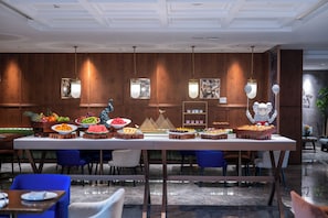 Se ofrece un desayuno bufé (98 CNY por persona)