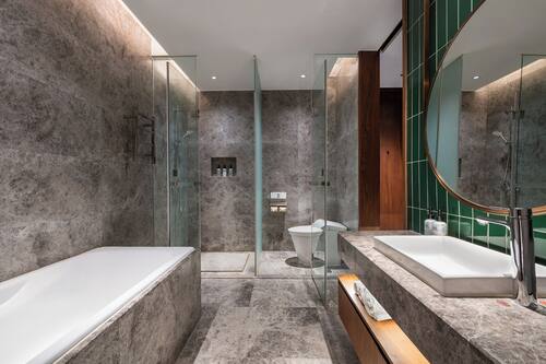 Deluxe Room, 1 King Bed | Bathroom | Free toiletries, hair dryer, bathrobes, slippers